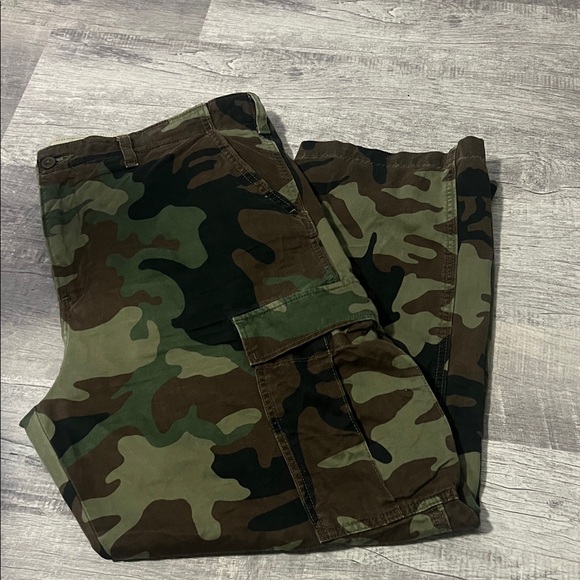 Levi’s Straight Cargo Camouflage Cargo Pants - Picture 1 of 5